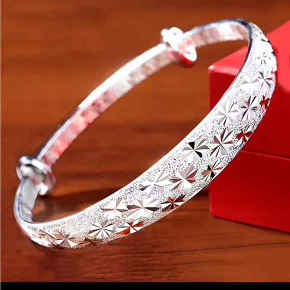 925 Sterling Silver Diamond Cut Bracelet - Picture 6 of 10